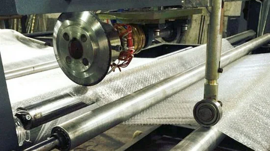 Macchina automatica per la produzione di sacchetti a bolle con chiusura a tre lati